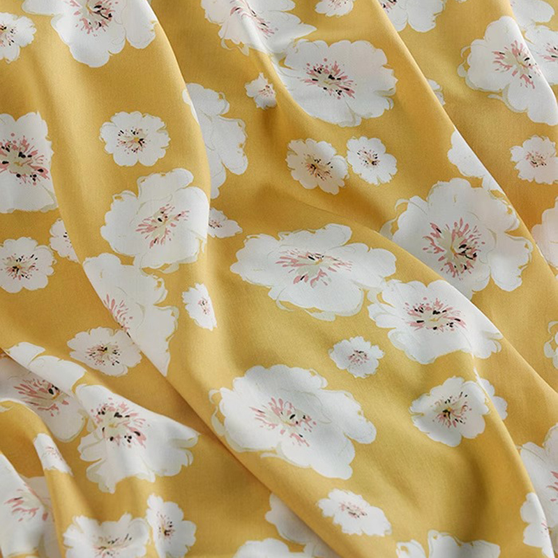Biały kwiatowy nadruk na urocz – Soft Summer Yellow Clothing recenzja i cena