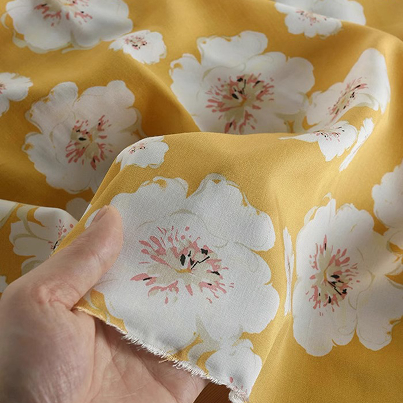 Biały kwiatowy nadruk na urocz – Soft Summer Yellow Clothing recenzja i cena